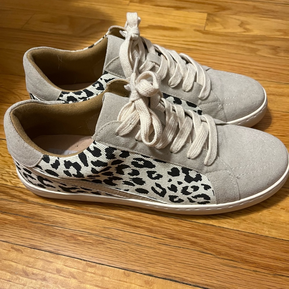 Tennis shoes